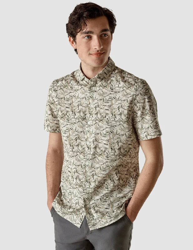 Men's Wrinkle - Resistant Polyester Blend Casual Shirts for Easy Travel and MaintenanceClassic Short-Sleeved Patterned Shirt Dried Leaves