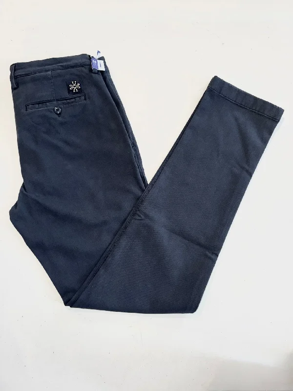 Men's tapered leg casual twill pants for a modern office lookJACOB COHEN Small Twill Pant Blue