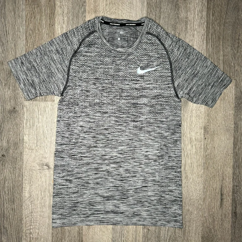Men's smart - casual checkered t - shirts for semi - formal occasionsNike 1.0 Techknit Tee Grey Men's smart - casual checkered t - shirts for semi - formal occasionsNike 1.0 Techknit Tee Grey