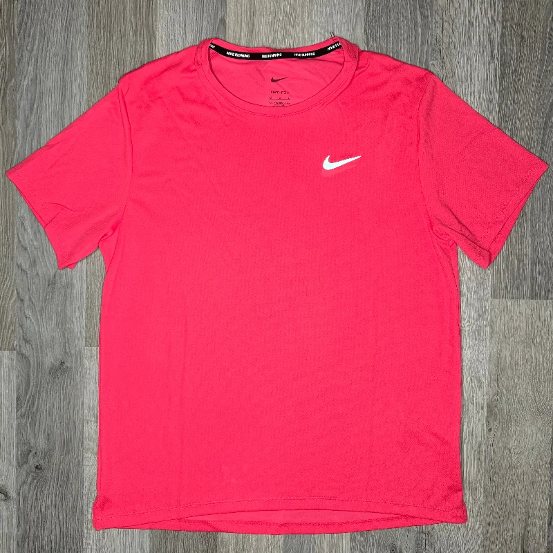 Men's slim - fit graphic t - shirts with vintage rock band printsNike Miler Tee 3.0 - Aster Pink Men's slim - fit graphic t - shirts with vintage rock band printsNike Miler Tee 3.0 - Aster Pink