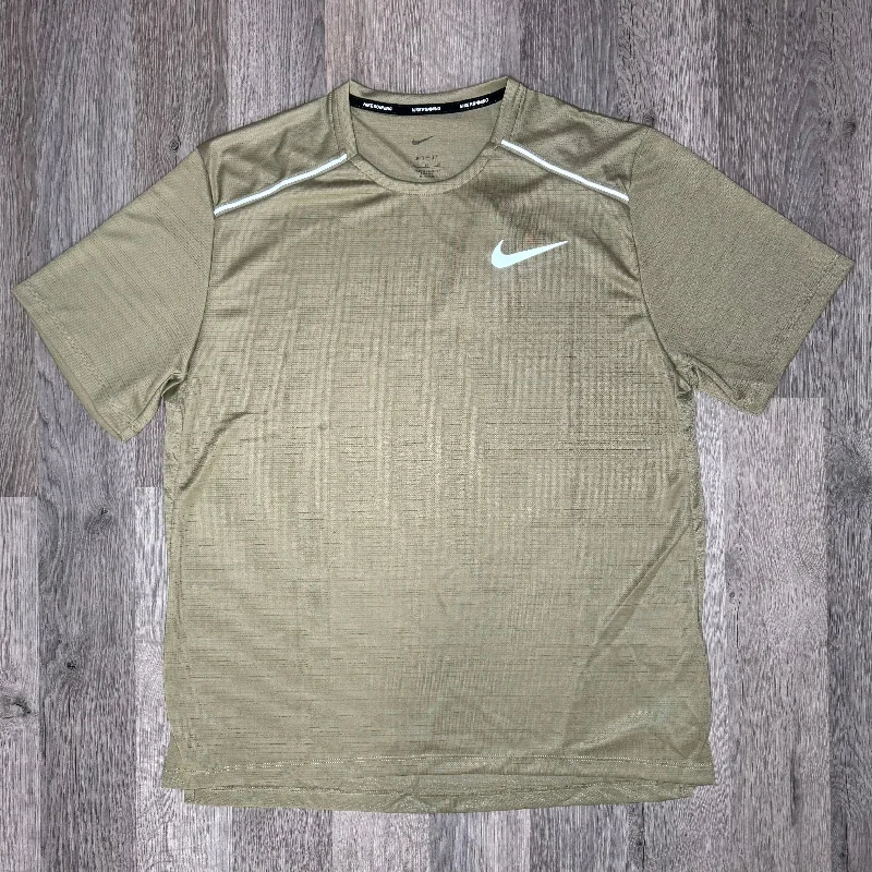 Men's polo t - shirts with a contrast collar for a preppy lookNike Miler Tee - Neutral Olive