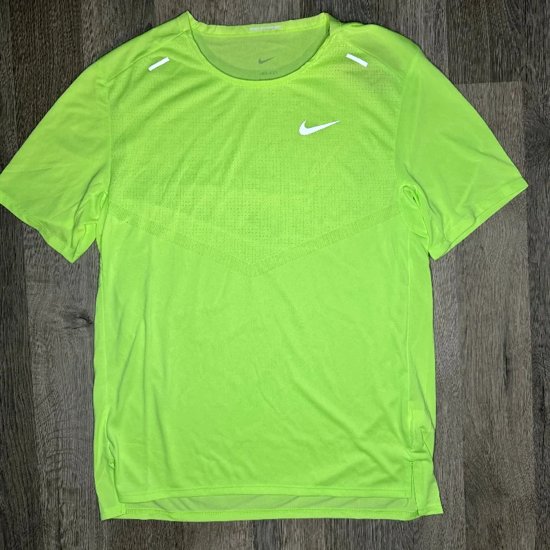 Men's short - sleeve linen t - shirts for summer beach outingsNike Rise 365 Tee Ghost Green Men's short - sleeve linen t - shirts for summer beach outingsNike Rise 365 Tee Ghost Green